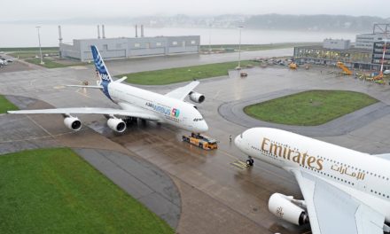 Ιστορική συνάντηση του πρώτου Airbus A380 με το τελευταίο λίγο πριν την τελική παράδοση του