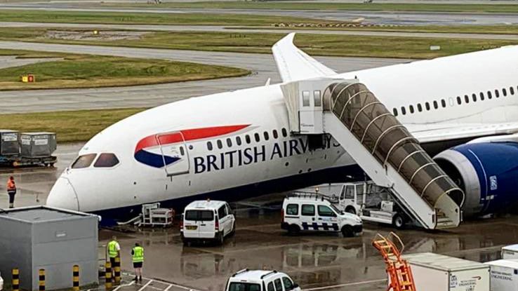 Βρετανία: Υπόκλιση ενός… Boeing 787 λόγω κατάρρευσης συστήματος προσγείωσης