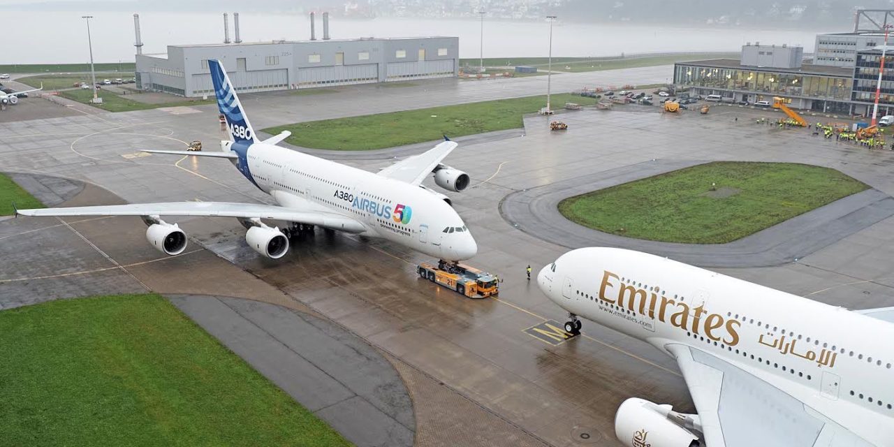 Ιστορική συνάντηση του πρώτου Airbus A380 με το τελευταίο λίγο πριν την τελική παράδοση του