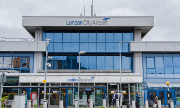 Το αεροδρόμιο City του Λονδίνου είναι το πρώτο που καταργεί τους περιορισμούς υγρών και λάπτοπ