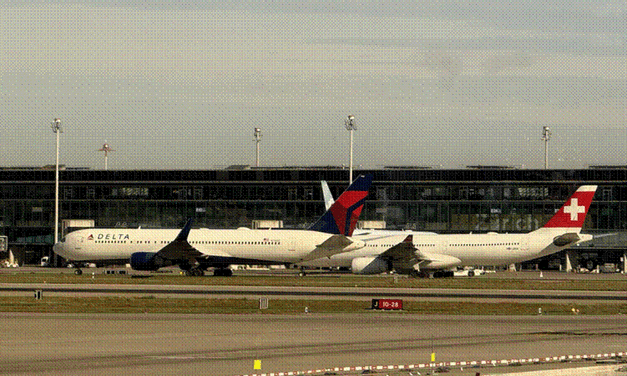 More Passengers, Better Airports? What the Data Reveal Beyond Traffic Records